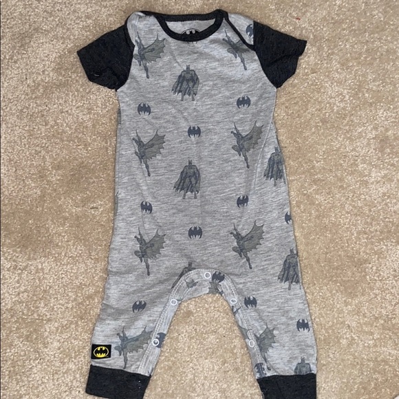 Batman short sleeve onesies - Picture 2 of 5